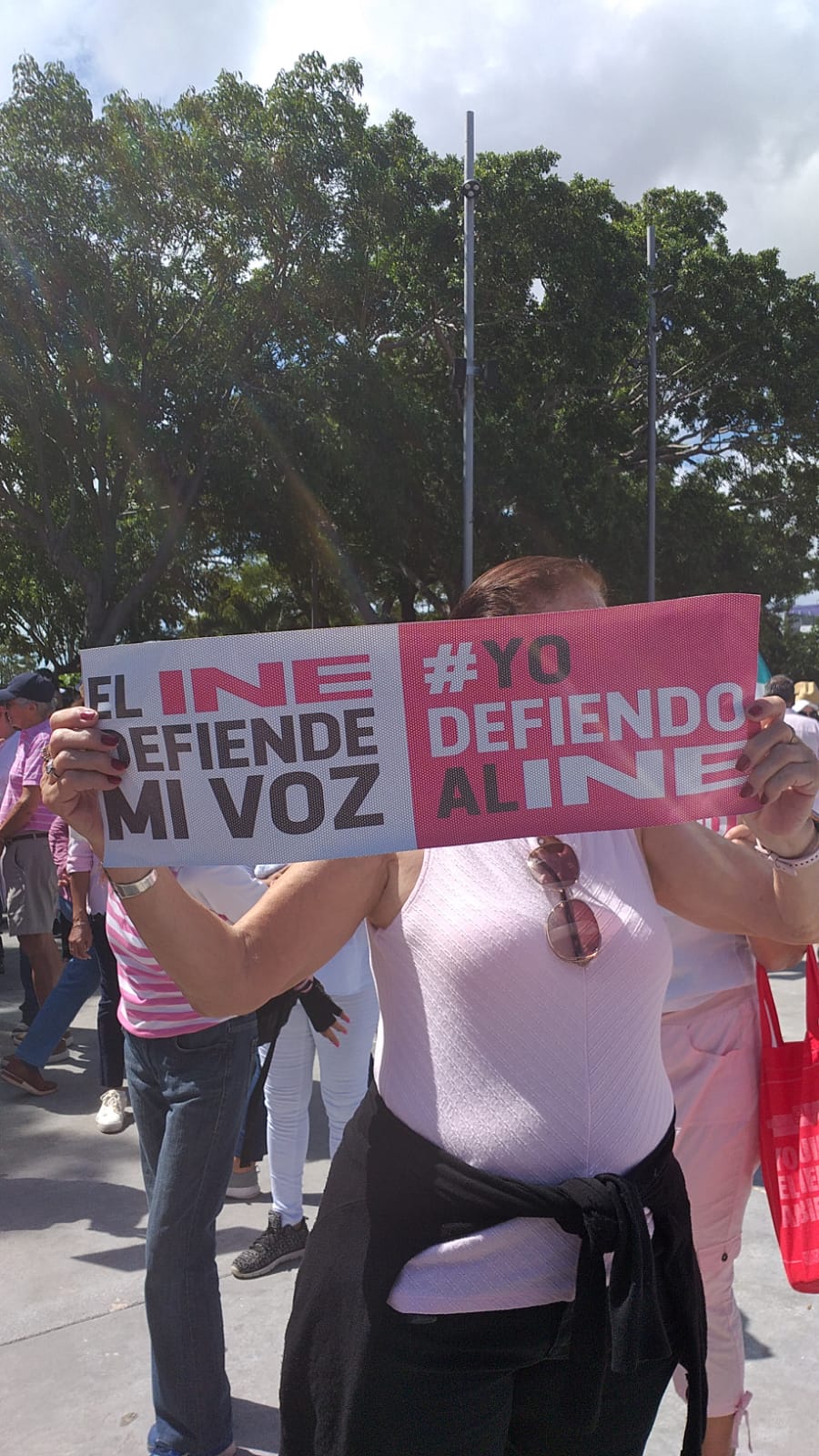 #QuintanaRoo Más de 2 mil 500 personas marchan en Cancún a favor del INE