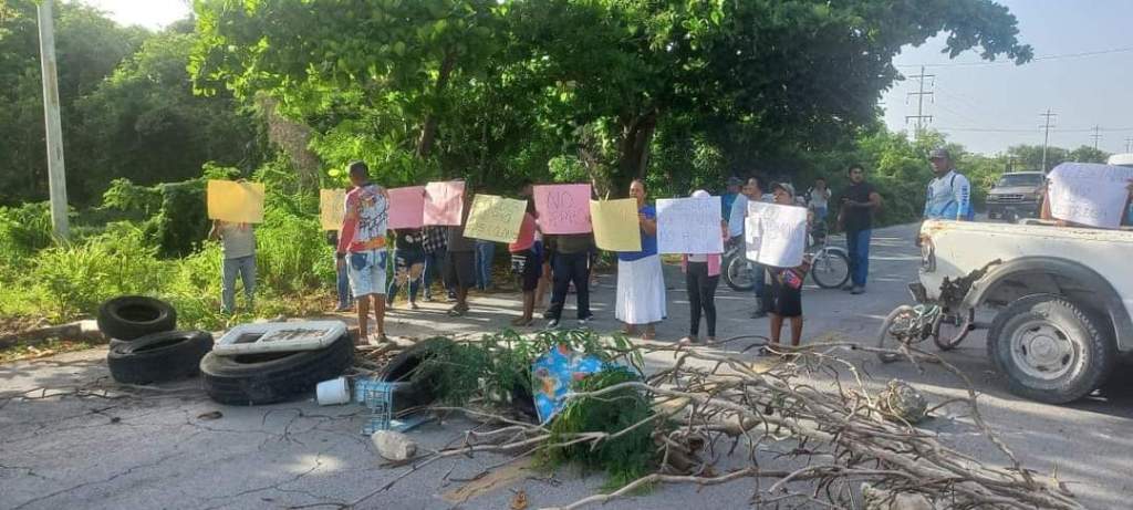 #QuintanaRoo Bloquean pobladores carretera Cafetal-Mahahual por irregularidades en el servicio de la&nbsp;CFE