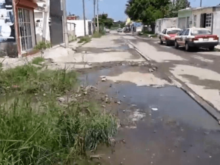 #Veracruz Aguas negras y baches se han formado en las calles del fraccionamiento&nbsp;#ElCampanario