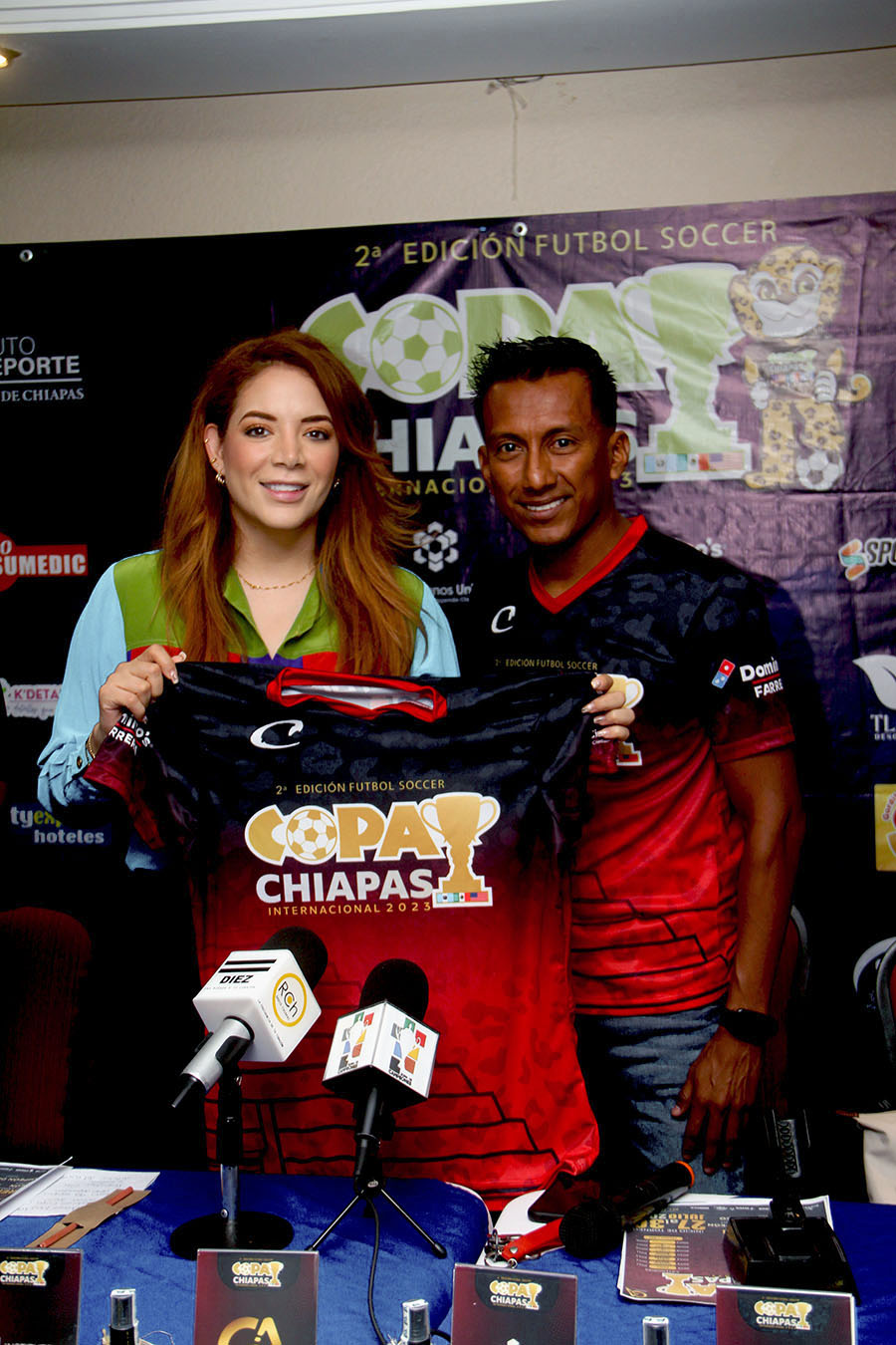 #Chiapas Entrega #TaniaRobles los trofeos de campeones a organizadores de la 2ª&nbsp;Copa