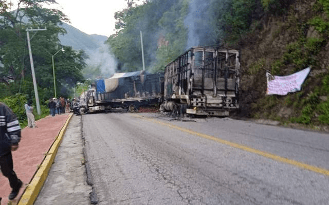 #Chiapas ¡#Motozintla en llamas! Enfrentamiento por grupos armados bloquean e incendian&nbsp;vehículos