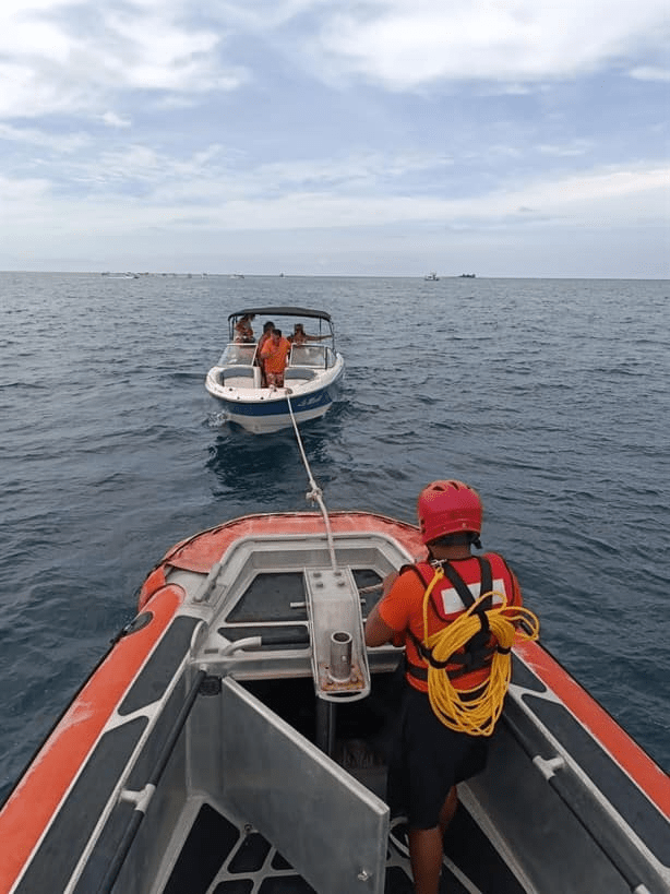 #Veracruz Rescatan a 7 personas varadas en un yate en costas de&nbsp;#Alvarado