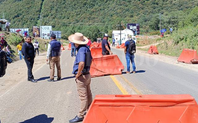 #Chiapas Por segundo día, docentes bloquean carretera Tuxtla-San Cristóbal en demanda de&nbsp;pagos