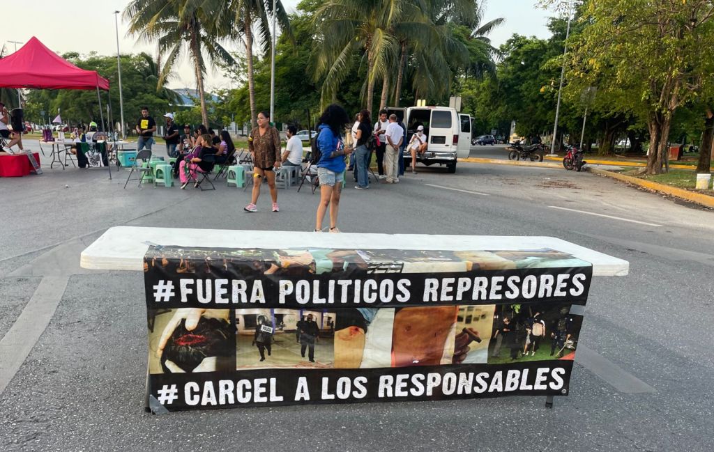 #QuintanaRoo Realizan ‘asamblea de víctimas’ en el kilómetro 0 de la Zona Hotelera de&nbsp;#Cancún