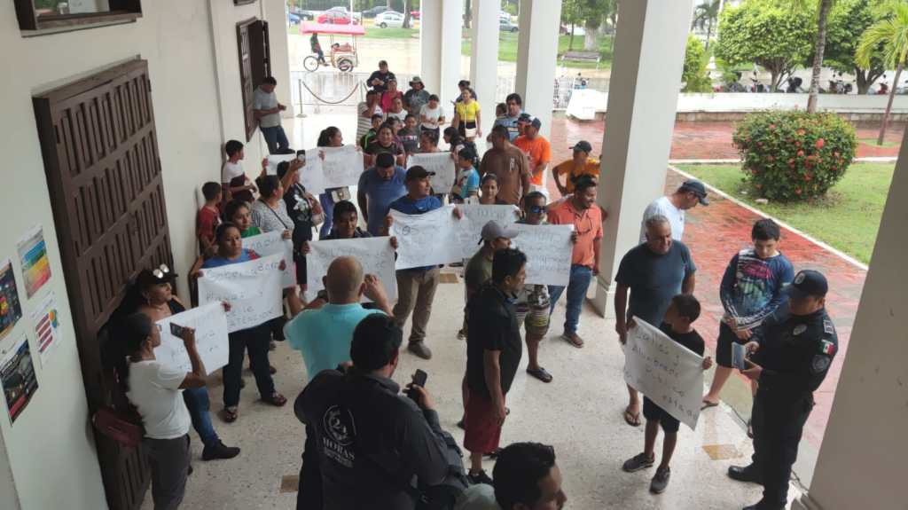 #QuintanaRoo Se manifiestan habitantes de #Xcalak ante Palacio de Gobierno por fallas en energía&nbsp;eléctrica