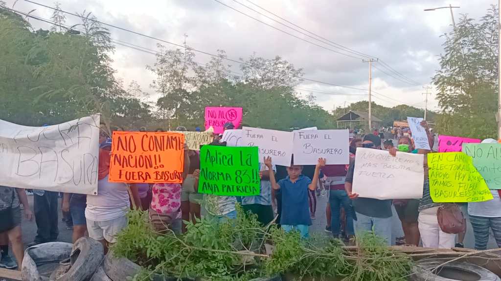 #QuintanaRoo Vecinos de varias colonias en #Cancún bloquean avenida en rechazo a la reapertura del antiguo relleno&nbsp;sanitario