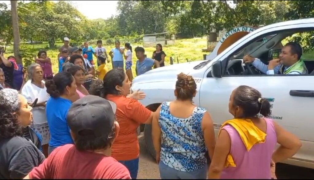 #Campeche Retienen a personal de la CFE en&nbsp;Sahcabchén