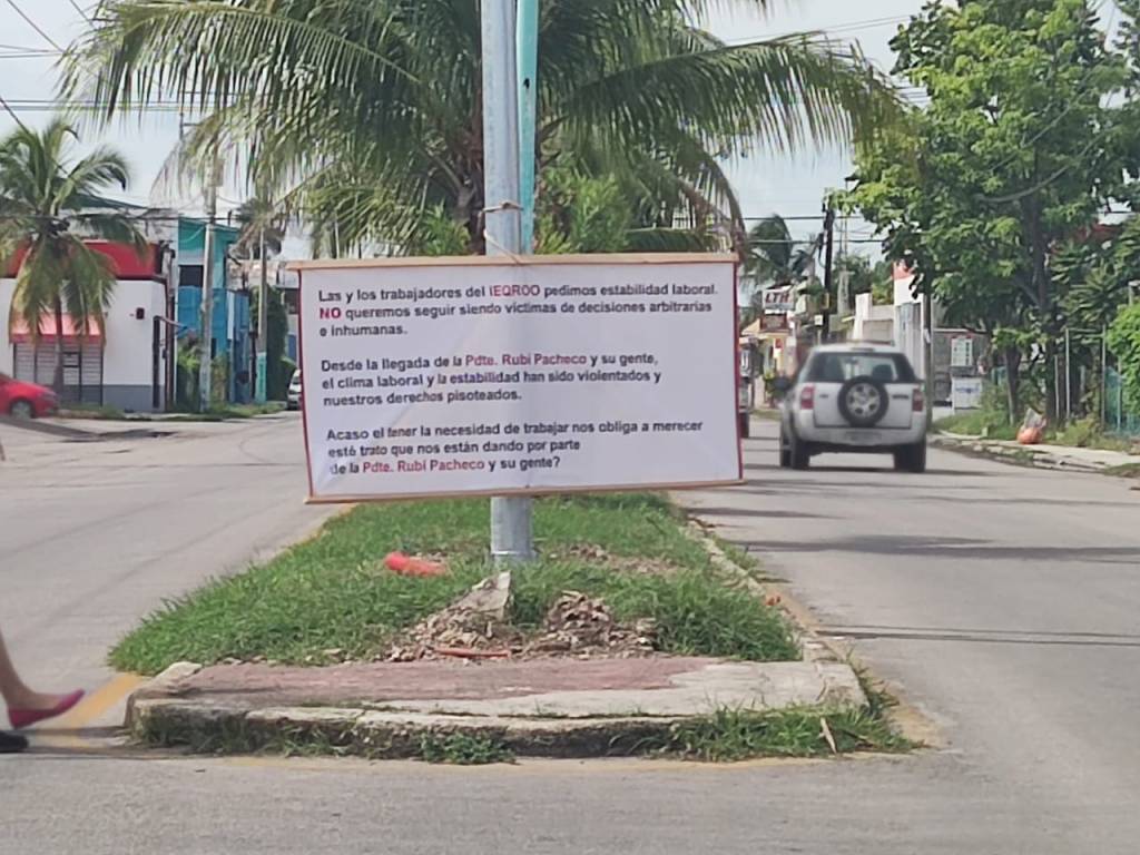 #QuintanaRoo Colocan mantas afuera del #Ieqroo para denunciar abuso&nbsp;laboral