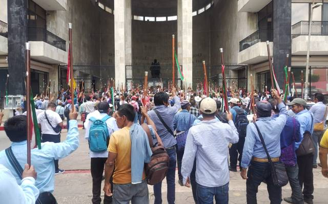 #Chiapas Indígenas de #Oxchuc se manifiestan en la sede de los poderes Ejecutivo y&nbsp;Legislativo