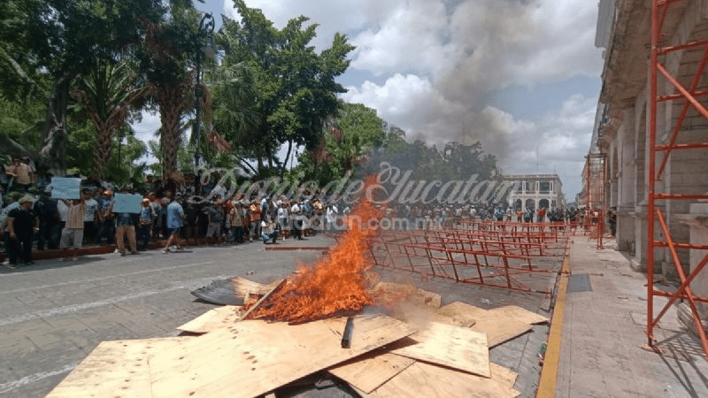 #Yucatán Se torna violenta la protesta de pescadores de Sisal frente al Palacio de&nbsp;Gobierno
