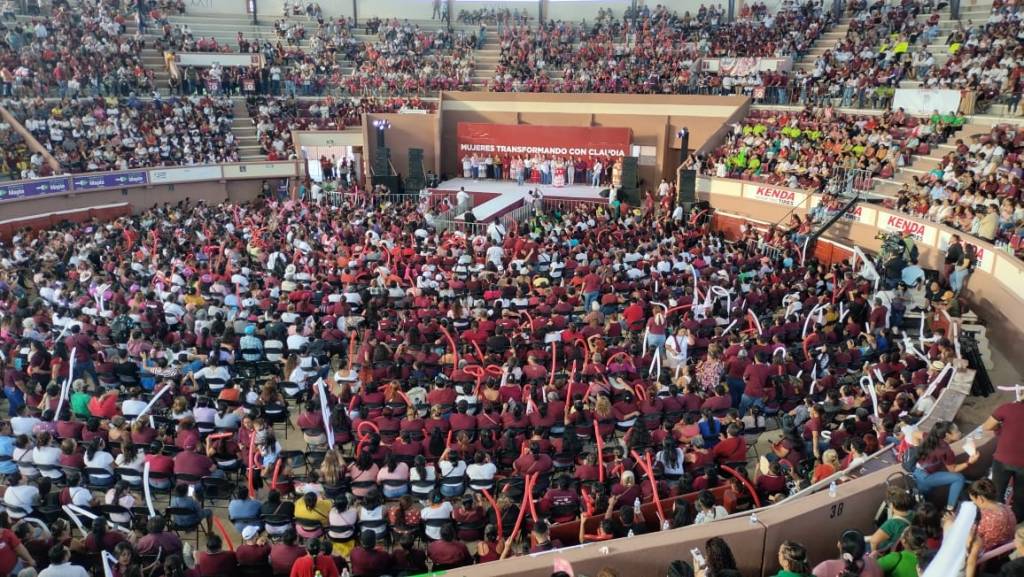 #QuintanaRoo Realiza #ClaudiaSheinbaum reunión con mujeres en la #PlazadeToros de #Cancún, en medio de acarreo y&nbsp;desorganización