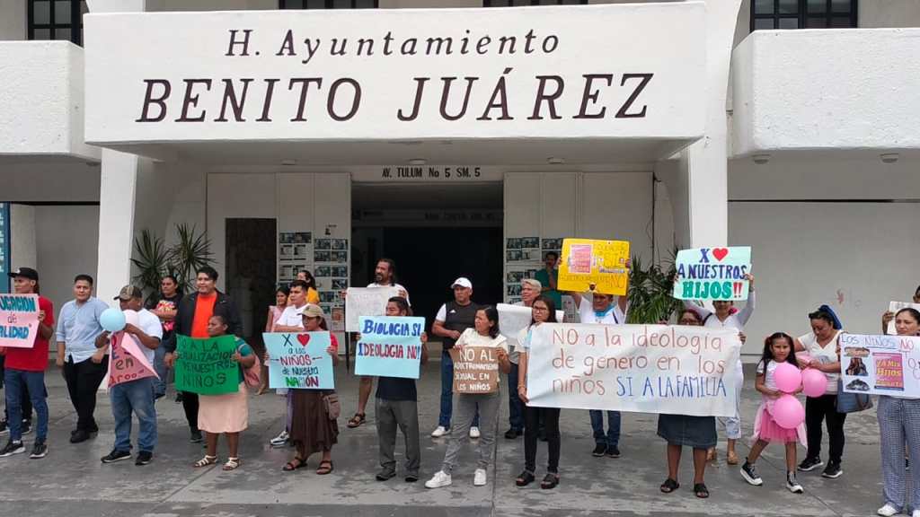 #QuintanaRoo Protestan padres de familia en #Cancún contra libros de&nbsp;texto