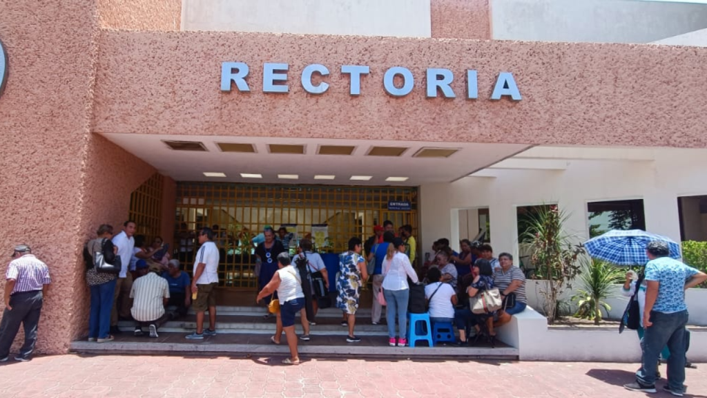 #Carmen Toman la&nbsp;Rectoría