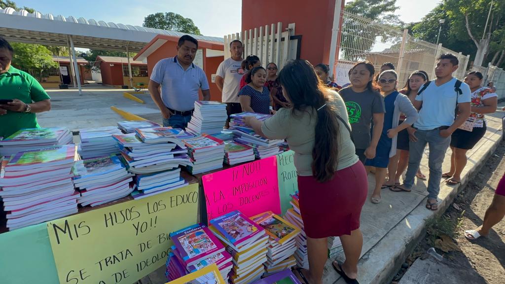 #QuintanaRoo Regresan padres en Cobá libros de textos a administración de escuela&nbsp;primaria