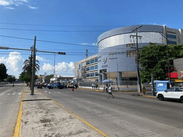 #Veracruz Maestros bloquean avenida #DíazMirón; exigen mejores tratos del&nbsp;#ISSSTE
