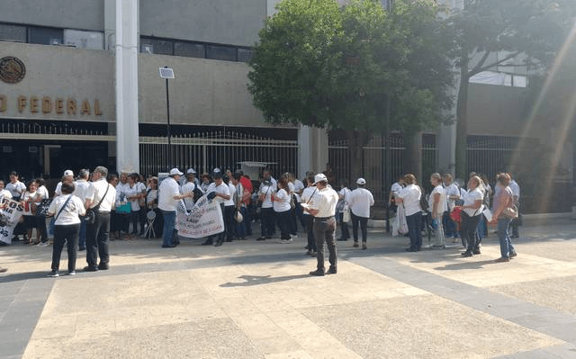#Chiapas Jubilados y Pensionados del #IMSS se manifiestan frente al Palacio Federal de #TuxtlaGutiérrez