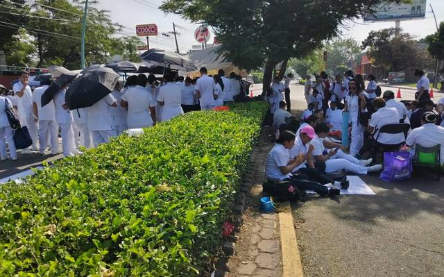 #Chiapas Atienden demandas de la Escuela de Enfermería pero no se van hasta que las&nbsp;cumplan