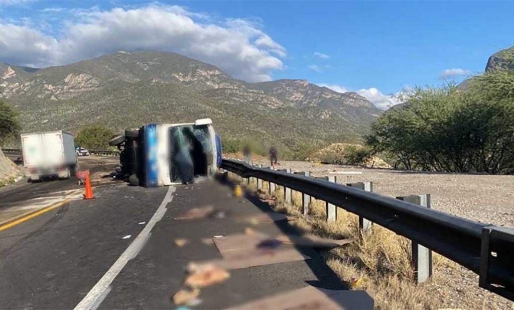 #Oaxaca Van 18 decesos por volcadura de autobús de migrantes en&nbsp;Oaxaca