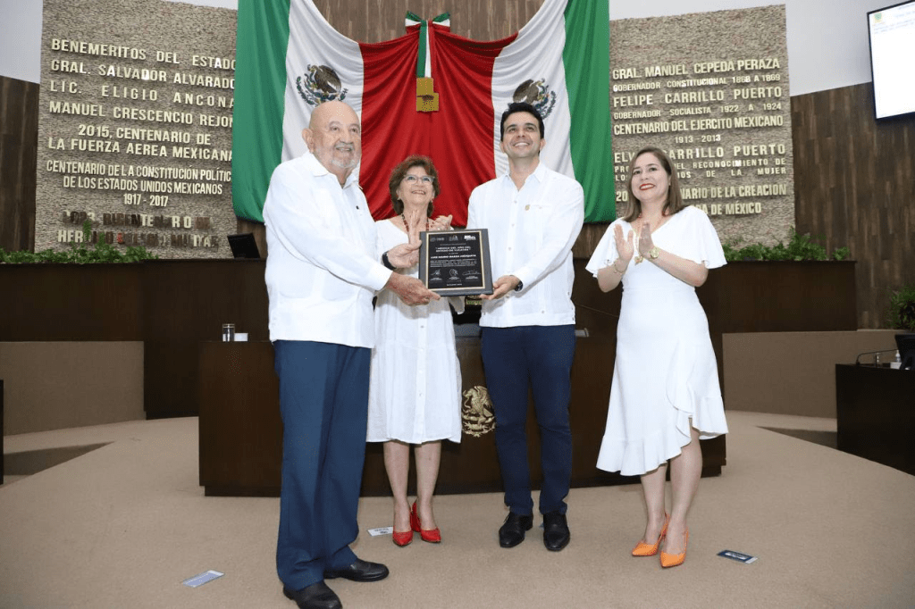 #Yucatán Reconocen más de 40 años al servicio médico del doctor #LuisBaezaMézquita 