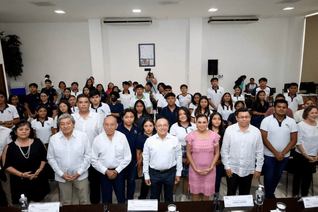 #Yucatán Participan alumnos del #CECYTEY en coloquio por el Bicentenario del Congreso del&nbsp;Estado
