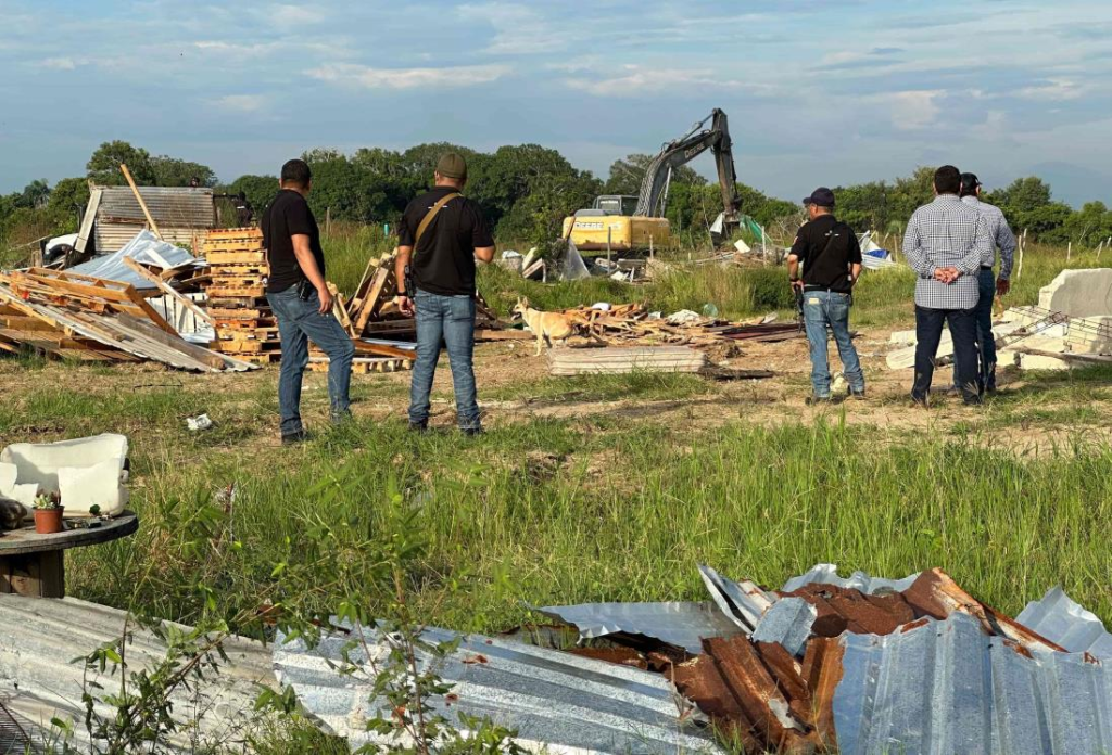 #Veracruz Desalojan a invasores en predio de #LagosdePuenteMoreno