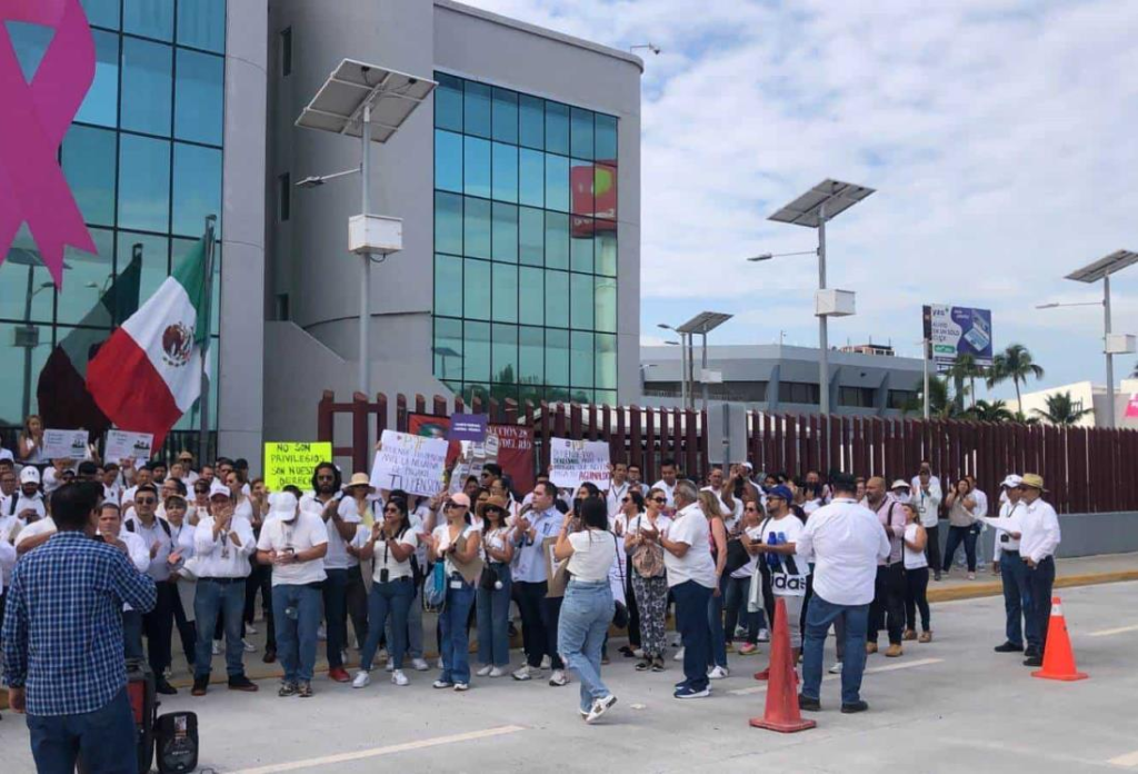 #Veracruz Realizan paro de brazos caídos, trabajadores del #PoderJudicial en&nbsp;#BocadelRio