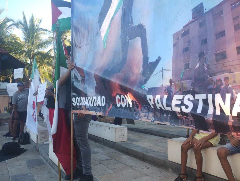 #QuintanaRoo Se manifiestan en #PlayadelCarmen a favor de #Palestina; piden alto a bombardeos en&nbsp;#Gaza