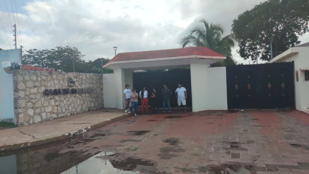 #QuintanaRoo Se plantan familiares de desaparecidos afuera de la Casa de Gobierno en&nbsp;Chetumal