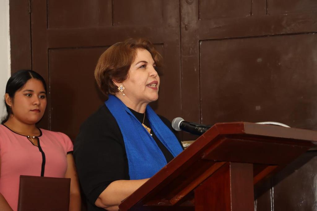#Yucatán Entregan reconocimiento a la Secretaria General de la #UADY, #CeliaRosadoAvilés 
