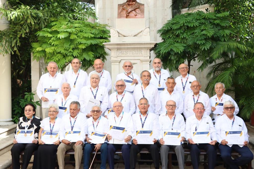 #Yucaátn Facultad de Medicina reconoce la trayectoria de destacados doctores yucatecos 