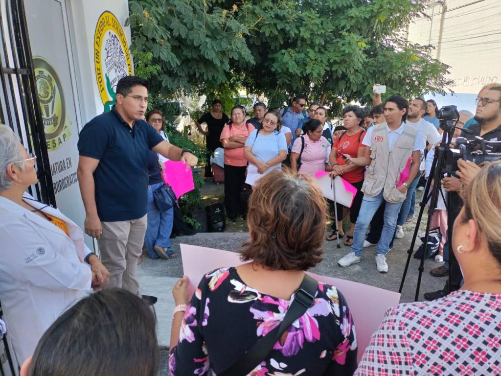 #QuintanaRoo Protestan sindicalizados del #ISSSTE en #Cancún, en contra de líder sindical&nbsp;interina