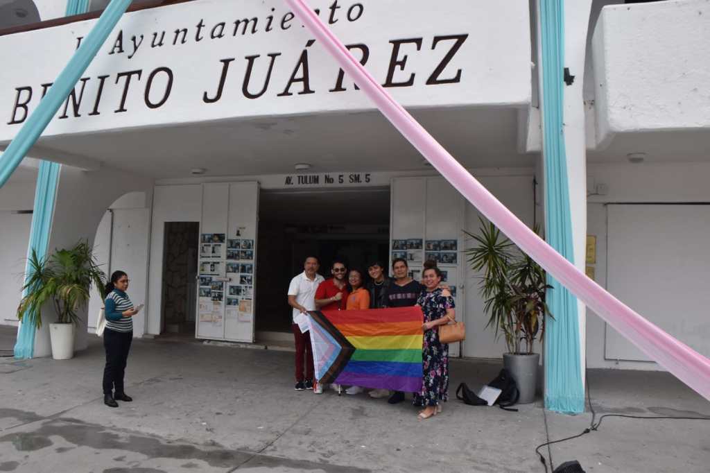 #QuintanaRoo Protestan integrantes de asociaciones #LGBT en el Palacio Municipal de #Cancún, para exigir espacios en&nbsp;candidaturas