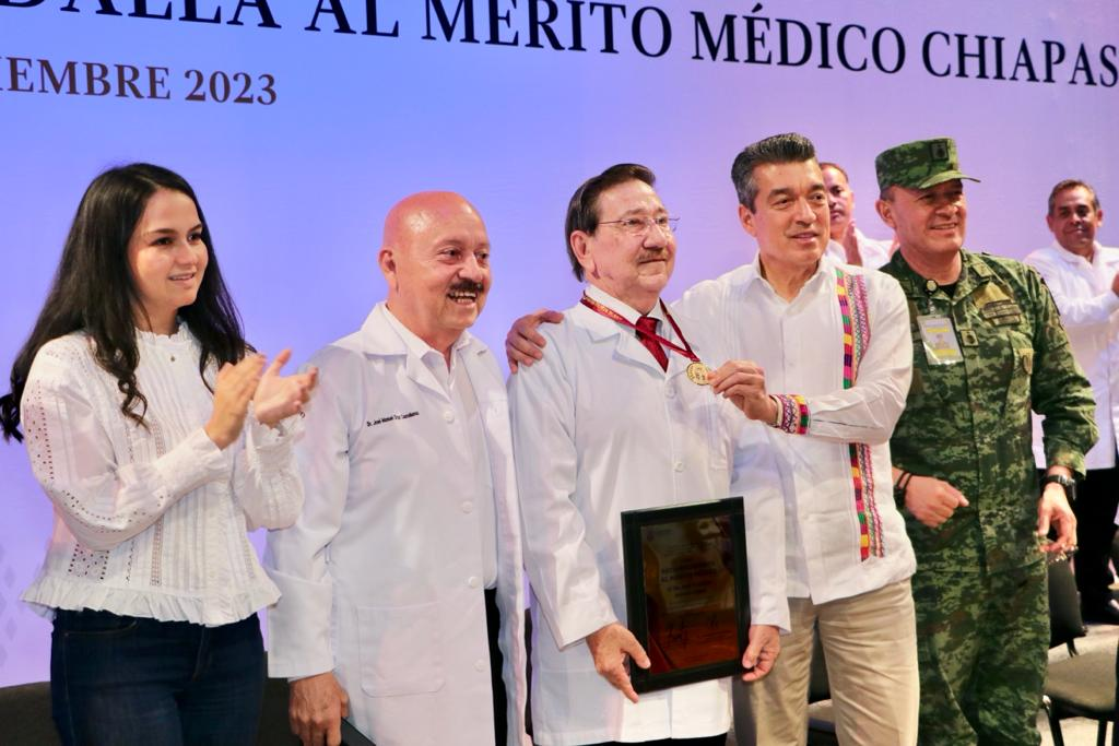 #Chiapas Entrega #RutilioEscandón la Medalla al Mérito Médico 2023 al doctor #JoséTrinidadAceves