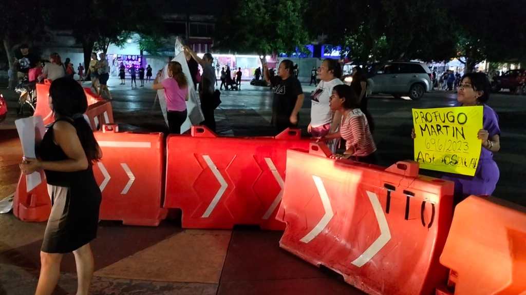 #QuintanaRoo Bloquean ‘Madres Buscadoras’ la avenida Tulum de Cancún, tras rechazar disculpa pública 