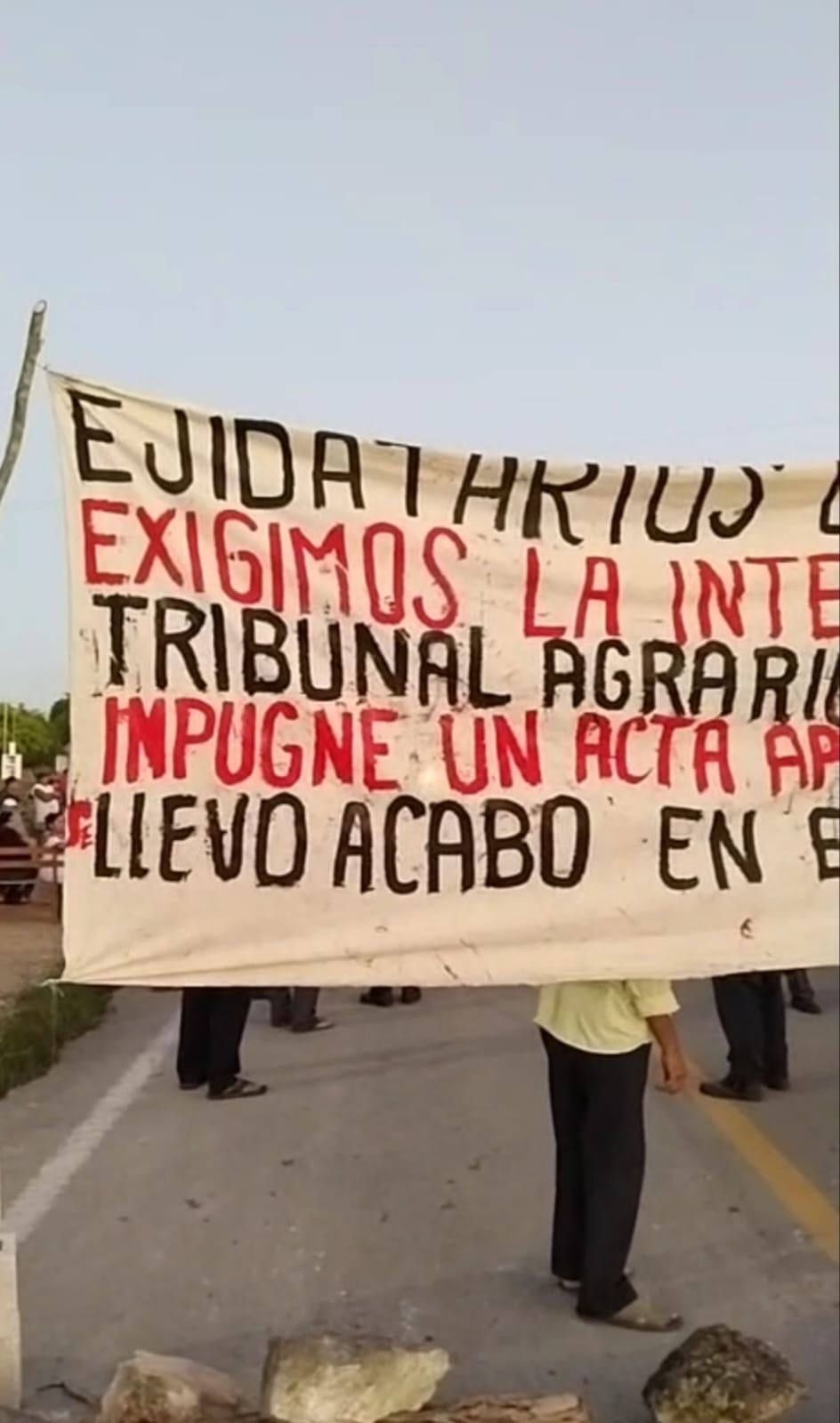 #QuintanaRoo Bloquean ejidatarios de #FelipeCarrilloPuerto carretera a #Valladolid, para exigir destitución del comisariado 