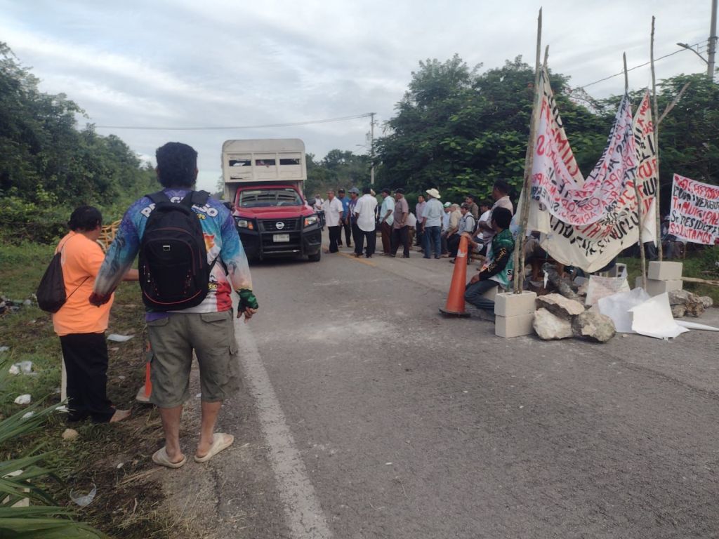#QuintanaRoo Concluyen ejidatarios de #Xmaben bloqueo carretero en #FelipeCarrilloPuerto, tras lograr destitución de comisariado 