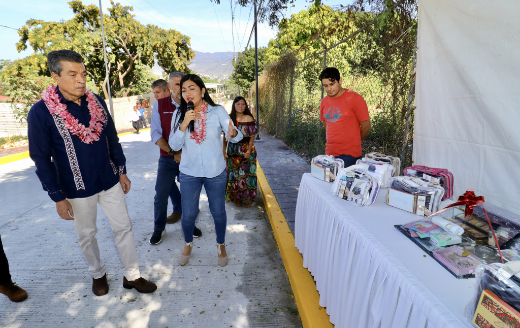 #Chiapas Inaugura #RutilioEscandón pavimentación de calles en la colonia #ElSalvador, de #TuxtlaGutiérrez