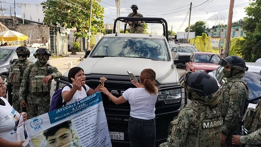 #QuintanaRoo Surgen empujones y agresiones de la Marina a integrantes de ‘#MadresBuscadoras’, durante protesta en #Cancún 