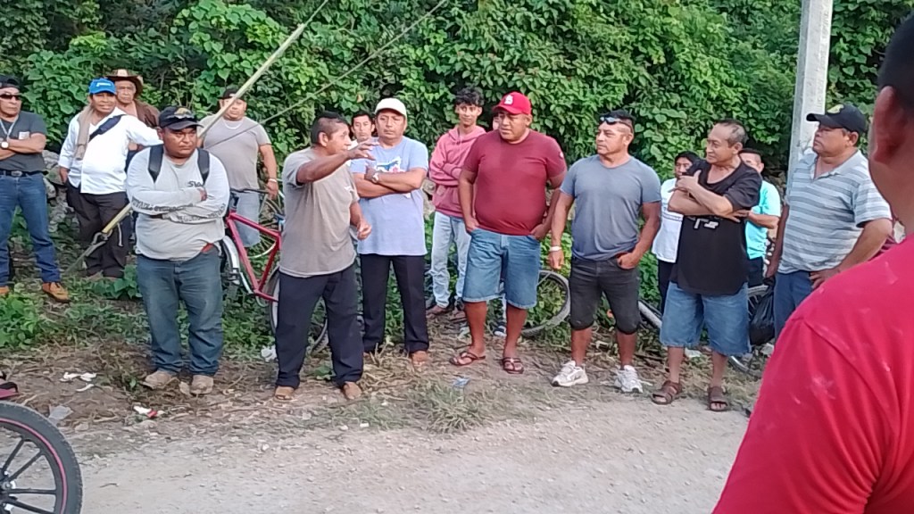 #QuintanaRoo Ejidatarios de #NuevoXcan pasan Navidad en bloqueo carretero 