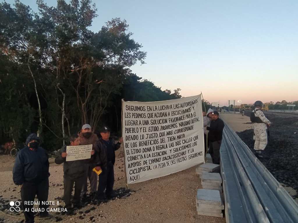 #QuintanaRoo Protestan ejidatarios de Nuevo X-Can durante recorrido inaugural de la ruta Cancún-Palenque del Tren Maya 