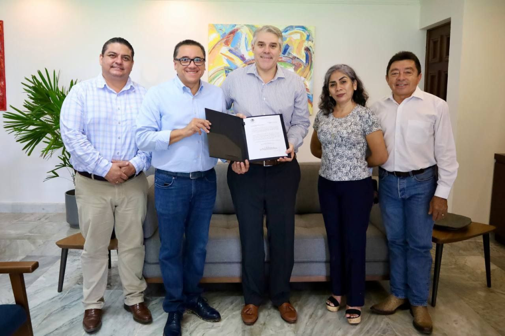 #Yucatán Entregan notificación al próximo recipiendario de la #MedallaHéctorVictoriaAguilar 
