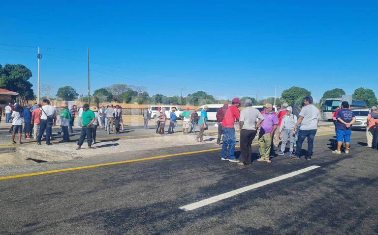 #Chiapas Bloquean la carretera costera, pobladores exigen solución a problema de aguas&nbsp;negras