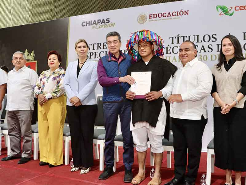 #Chiapas #RutilioEscandón entrega títulos a egresados del&nbsp;#Cecyte