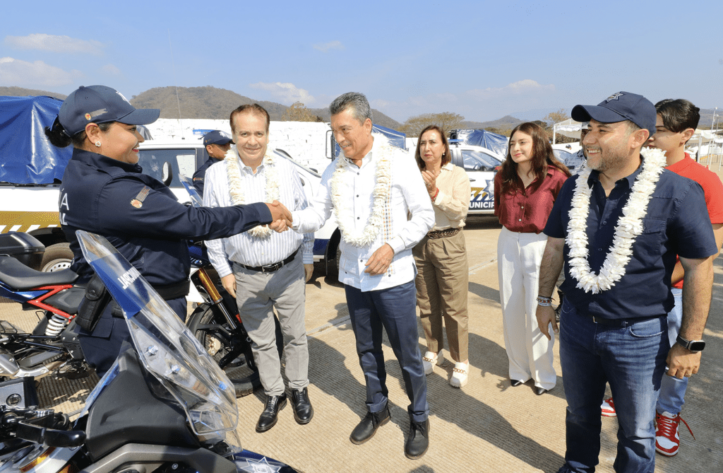 #Chiapas En #Villaflores, #RutilioEscandón entrega patrullas, motopatrullas y equipamiento a la Policía&nbsp;Municipal