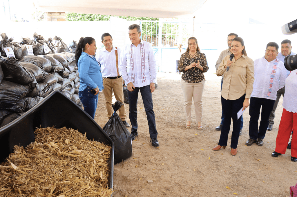 #Chiapas #RutilioEscandón entrega bolsas de silo de maíz a productoras y productores pecuarios de&nbsp;#Berriozábal