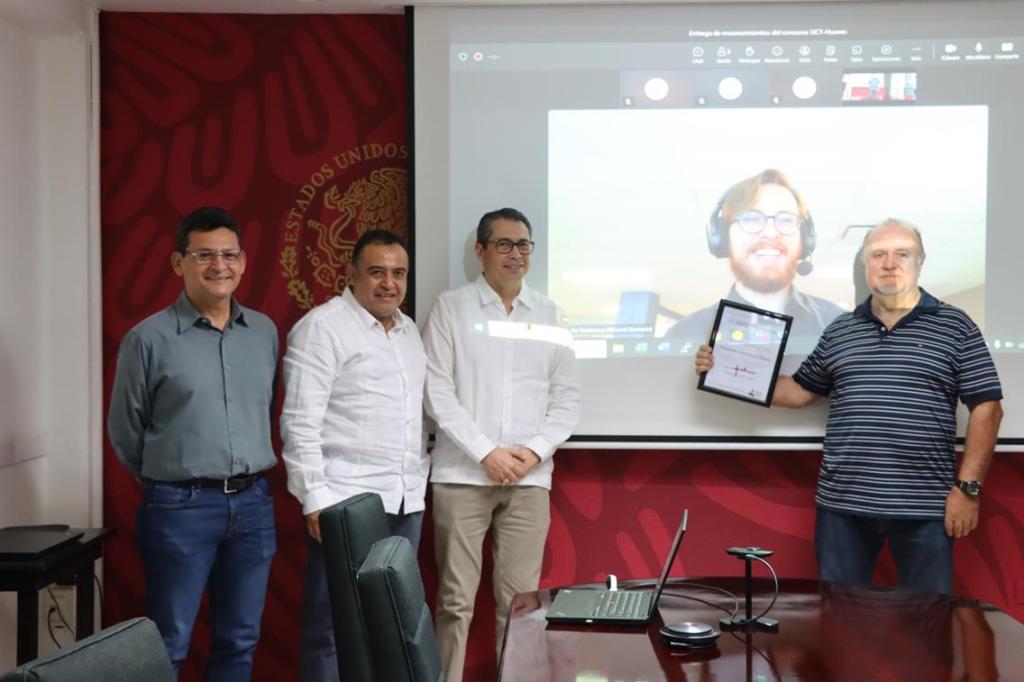 #Yucatán Egresado #UADY recibe el reconocimiento Semillas para el Futuro  