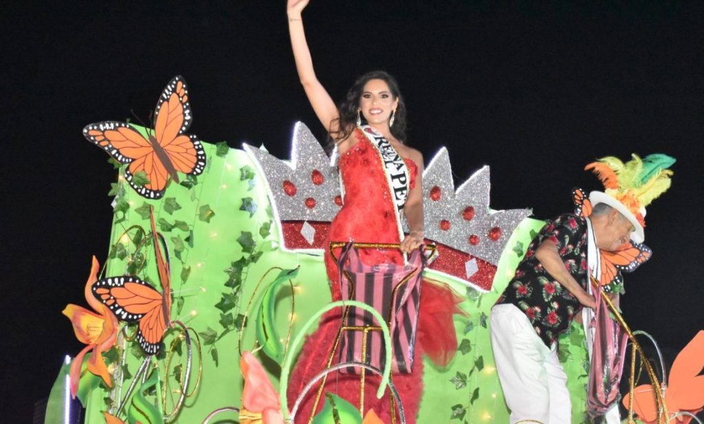 #Vercaruz Familia petrolera pone el ambiente de fiesta en Poza&nbsp;Rica