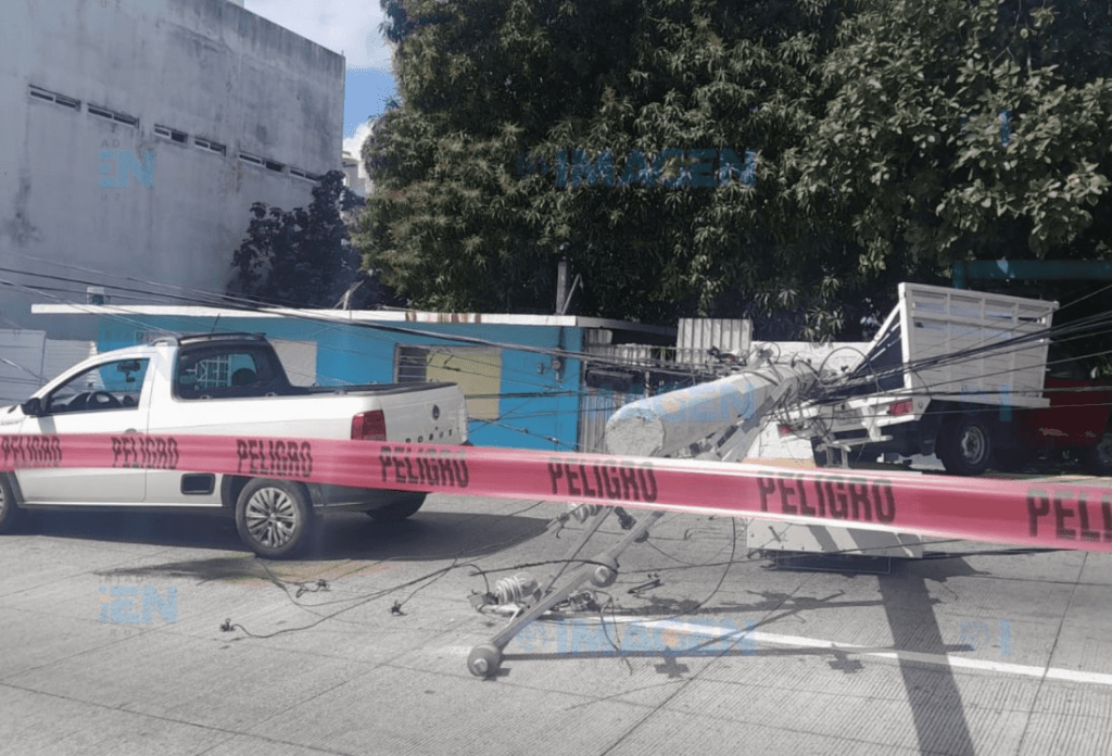 #Veracruz Poste de luz cae encima de camioneta sobre bulevar Miguel Alemán en&nbsp;#BocadelRío