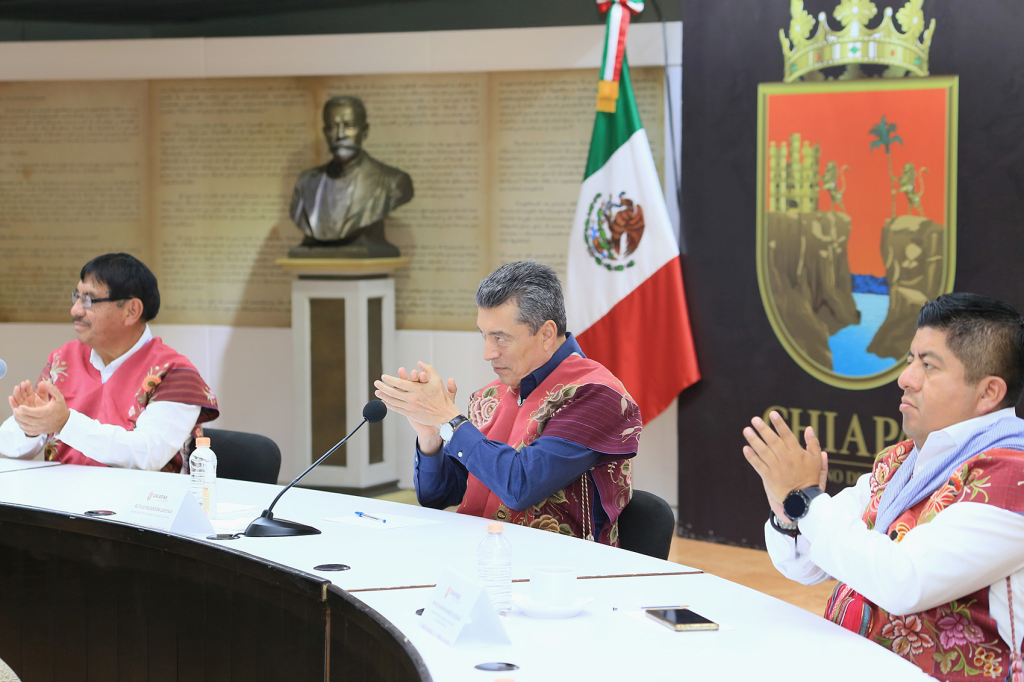 #Chiapas Pueblo de #Zinacantán reconoce labor de #RutilioEscandón a favor de las comunidades&nbsp;indígenas