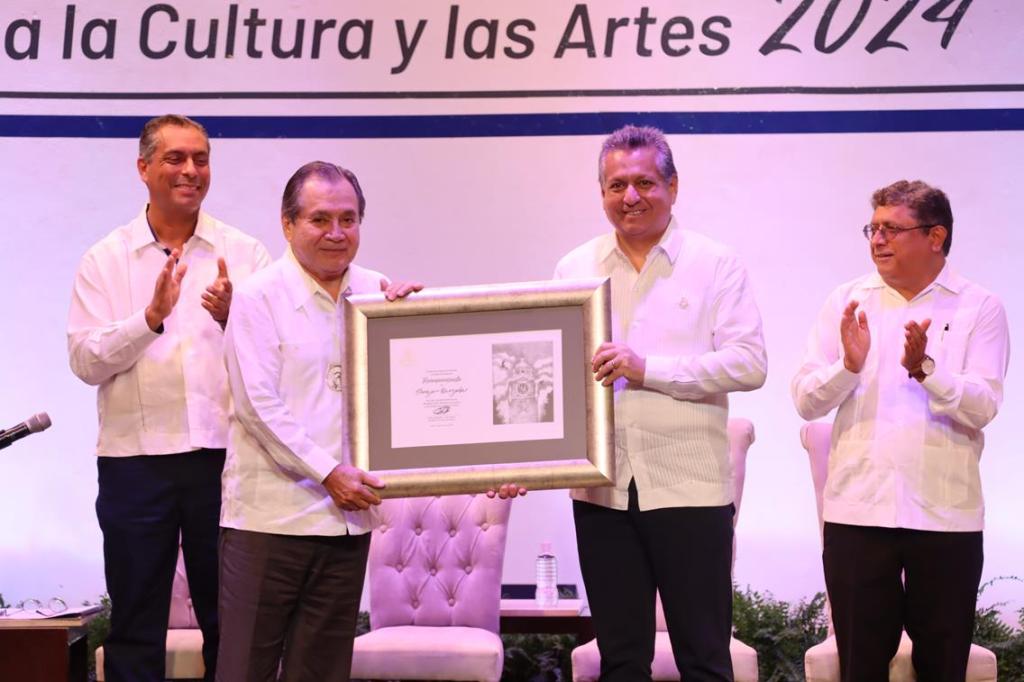 #Yucatán Investigador del #CIR-UADY recibe la #MedallaSilvioZavala